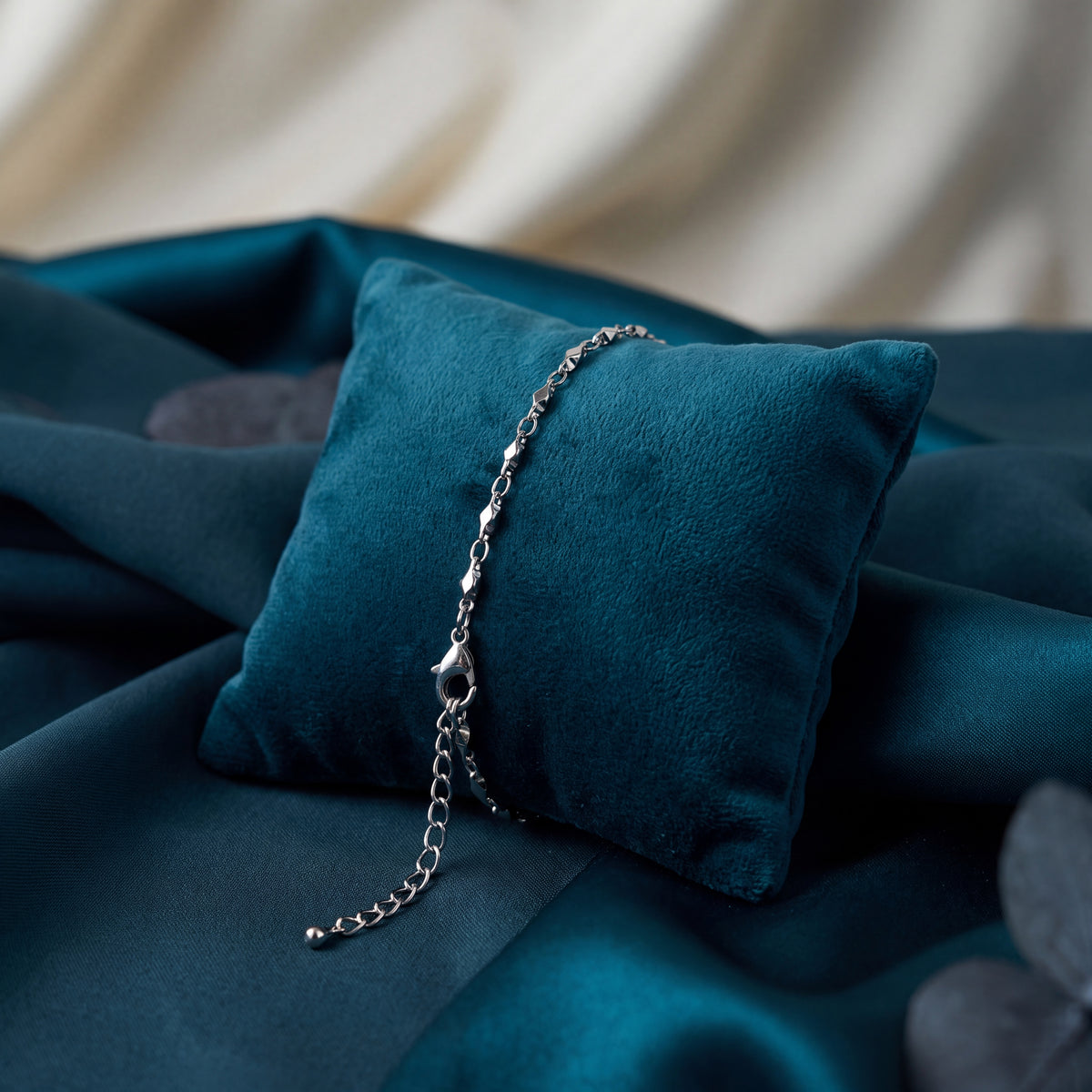 Diamond-Cut Figaro Chain Anklet